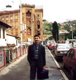 Patrick Simon, devant la Bibliothèque de Sarajevo